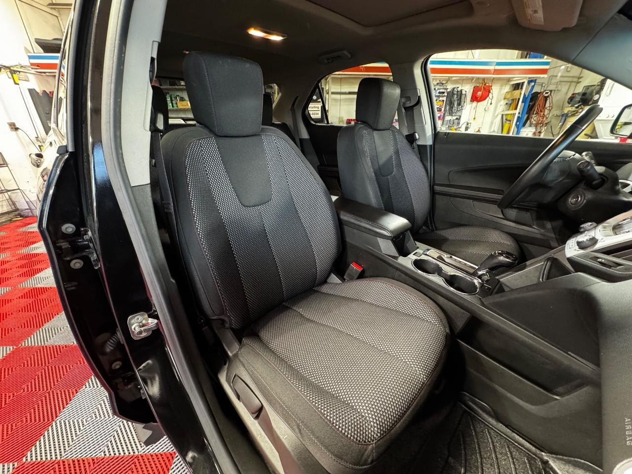 Chevrolet Equinox Vehicle Full-screen Gallery Image 09