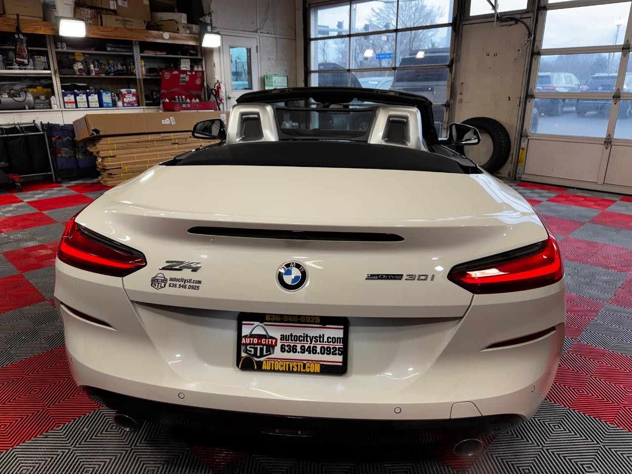 BMW Z4 Vehicle Full-screen Gallery Image 10