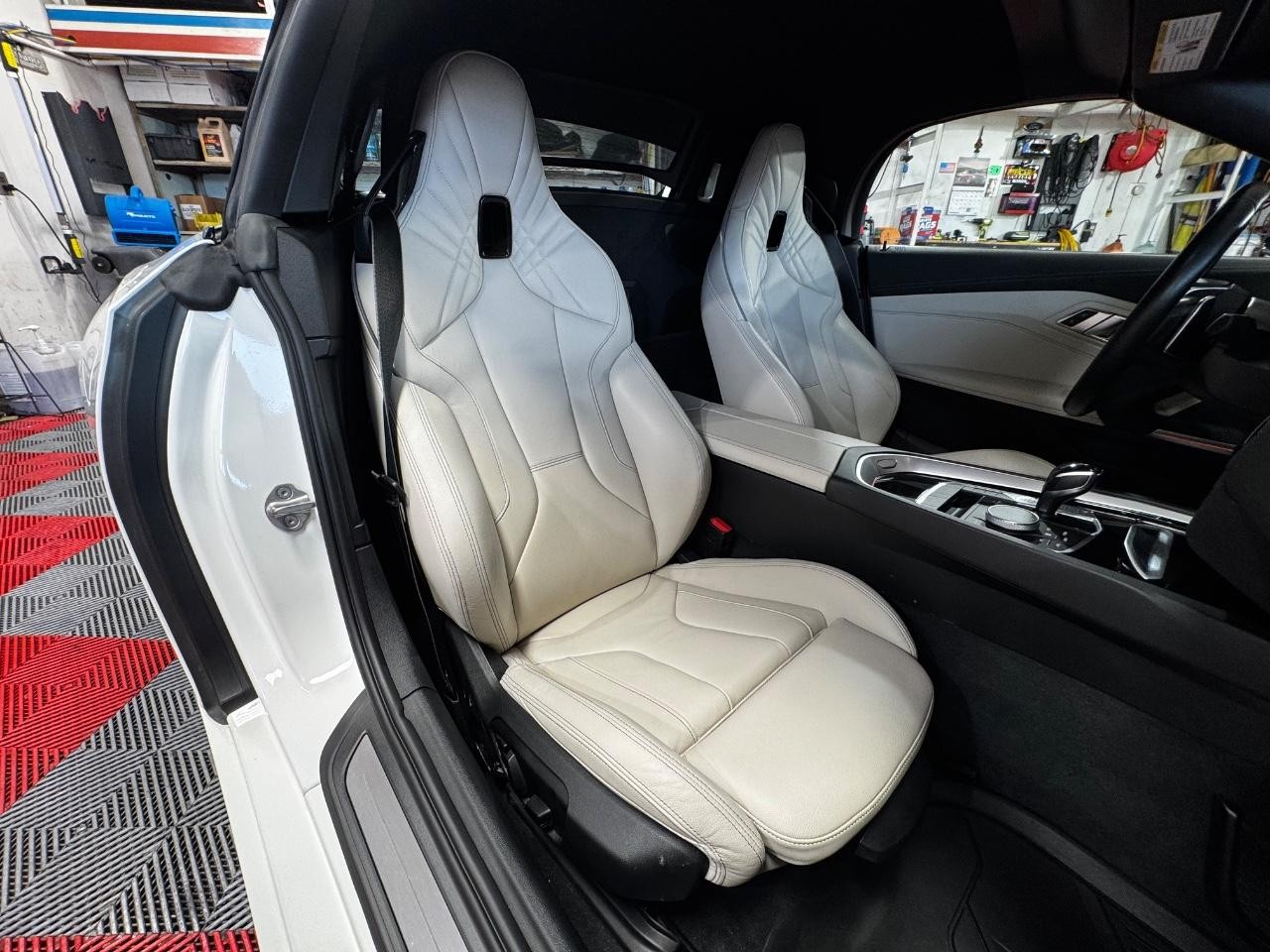 BMW Z4 Vehicle Full-screen Gallery Image 12