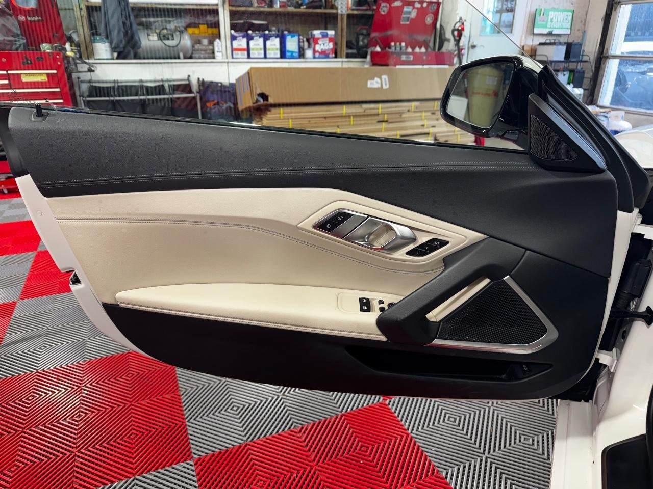 BMW Z4 Vehicle Full-screen Gallery Image 14