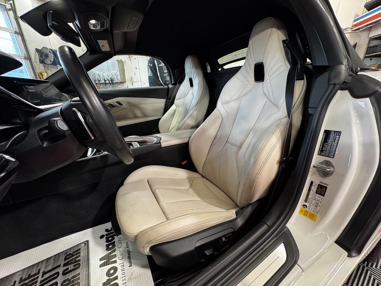 BMW Z4 Vehicle Full-screen Gallery Image 15