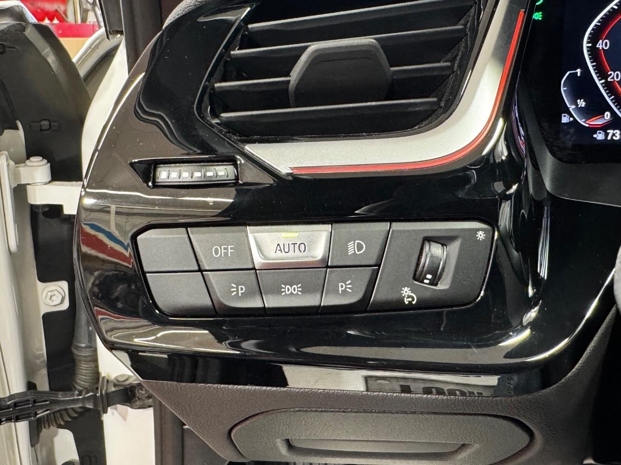 BMW Z4 Vehicle Full-screen Gallery Image 16