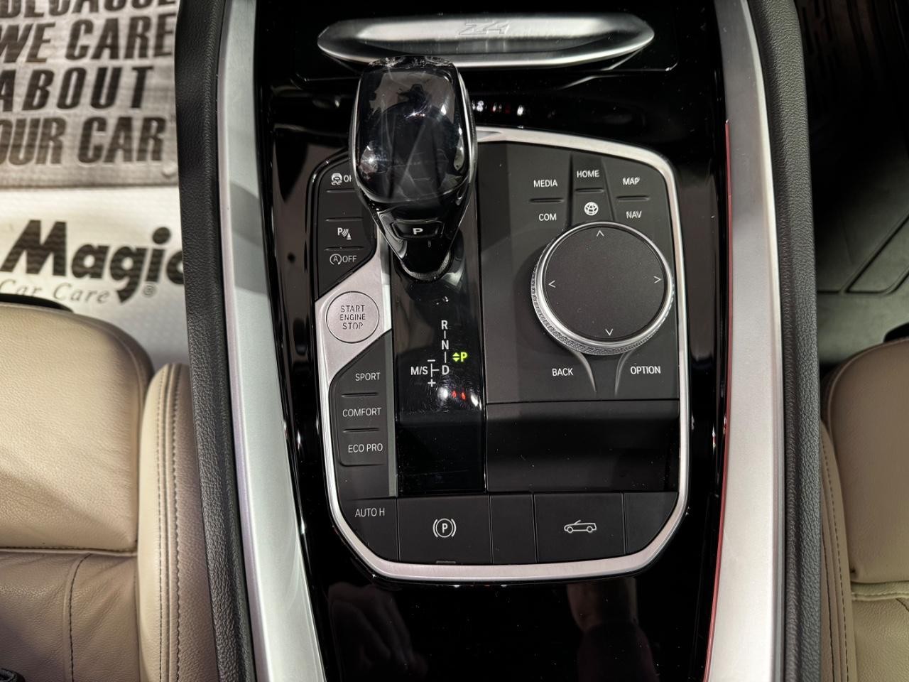 BMW Z4 Vehicle Full-screen Gallery Image 21