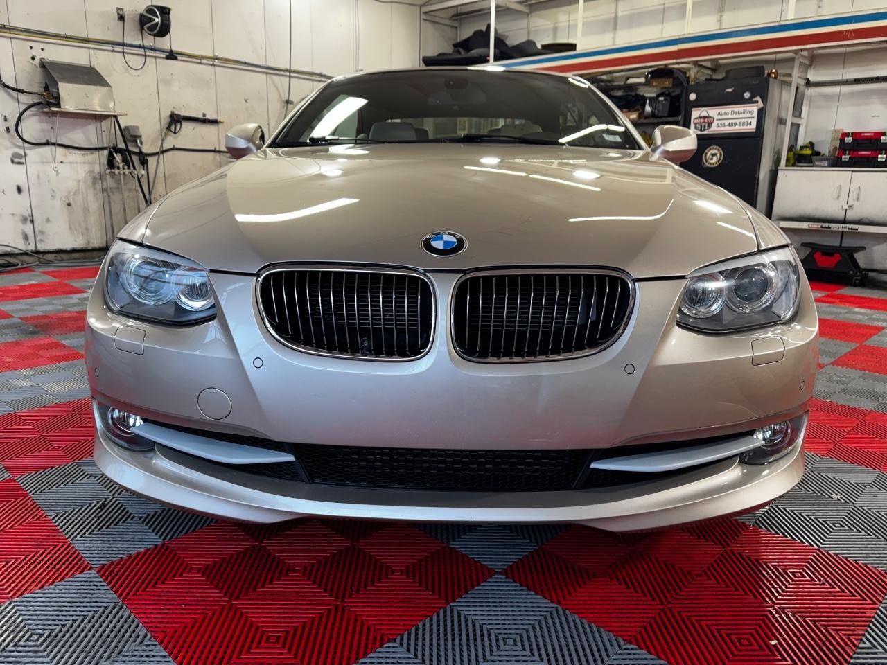 BMW 3 Series Vehicle Full-screen Gallery Image 02