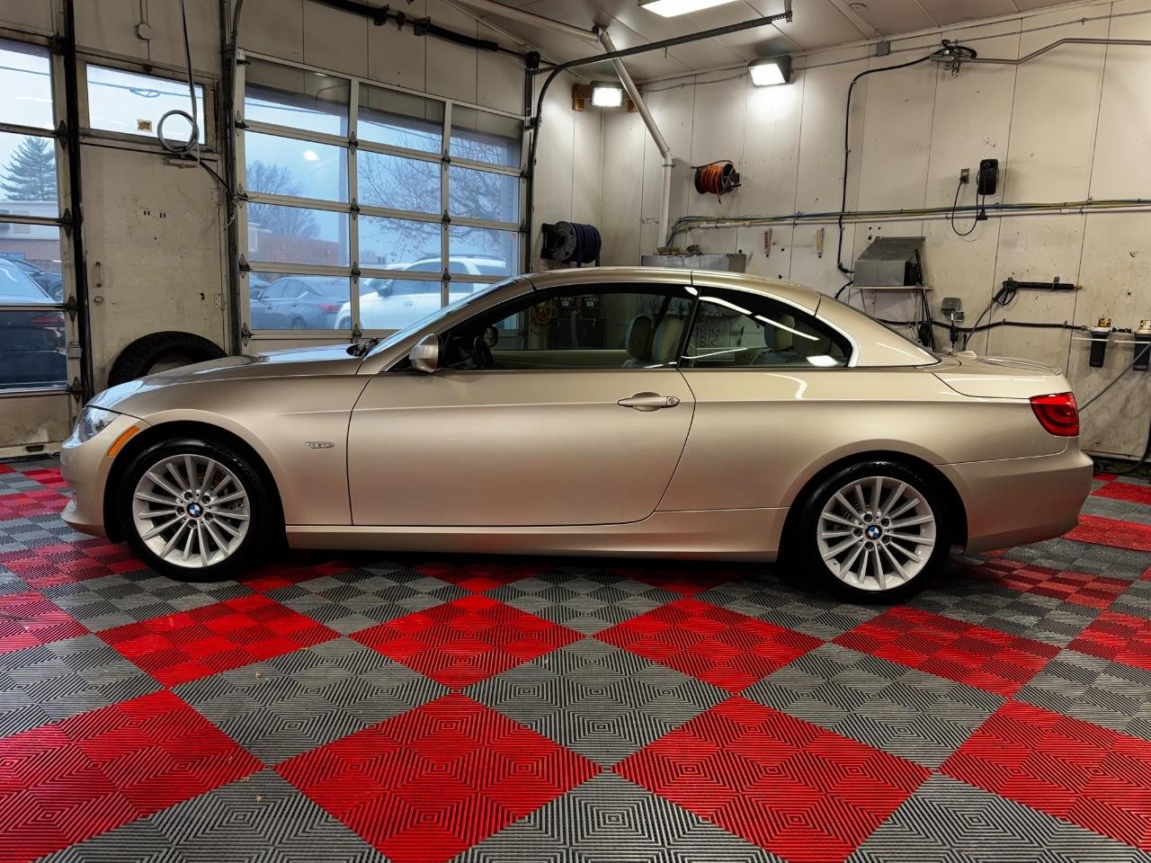 BMW 3 Series Vehicle Full-screen Gallery Image 04