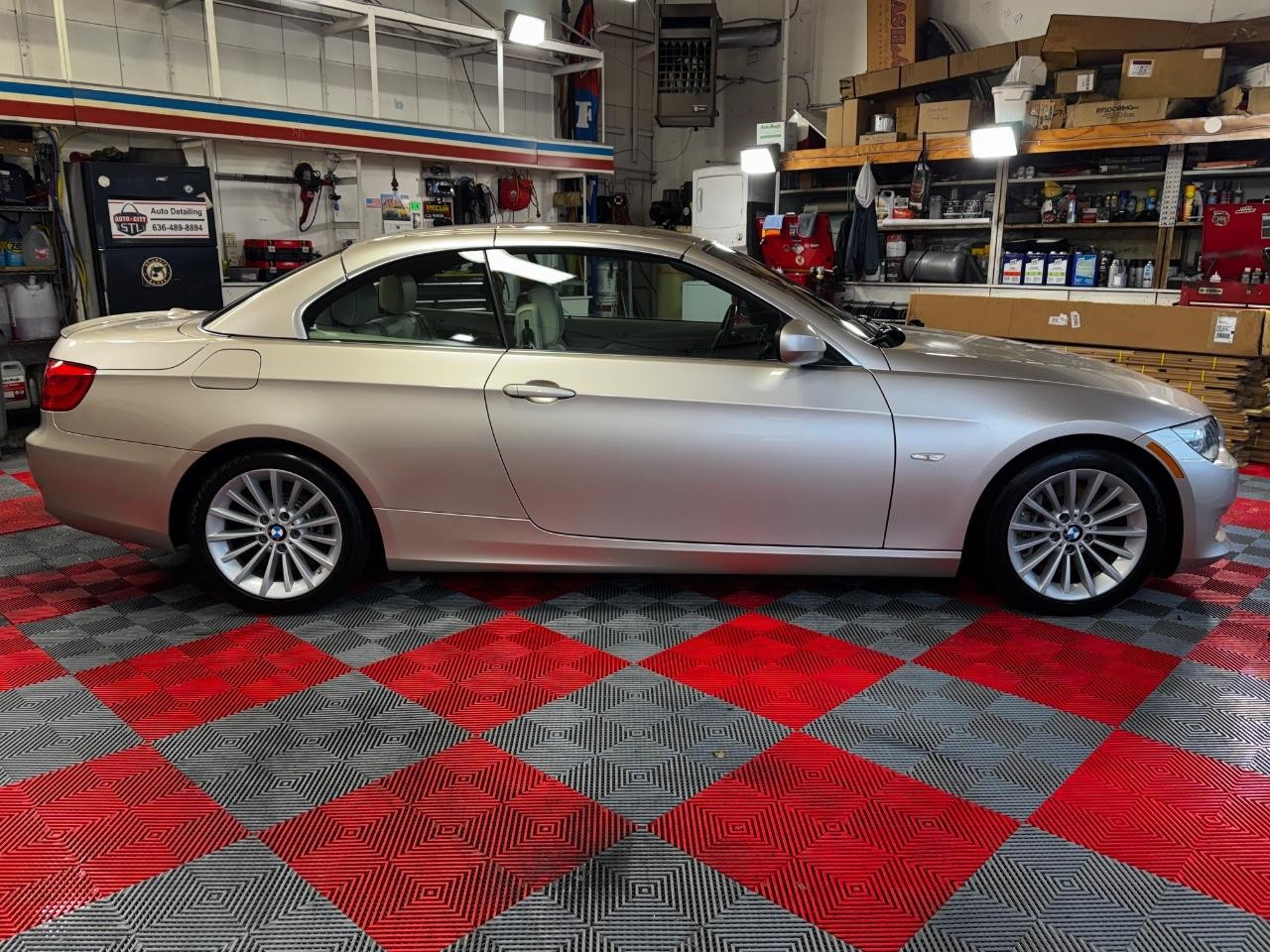 BMW 3 Series Vehicle Full-screen Gallery Image 06