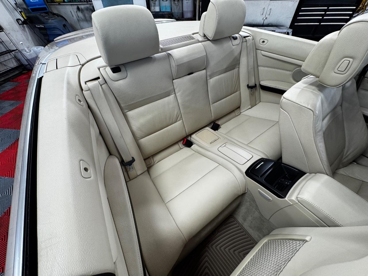 BMW 3 Series Vehicle Full-screen Gallery Image 09