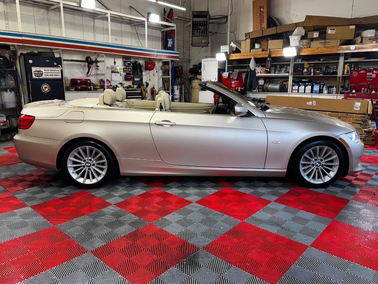 BMW 3 Series Vehicle Full-screen Gallery Image 11