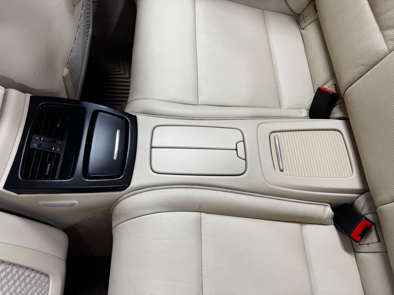 BMW 3 Series Vehicle Full-screen Gallery Image 12