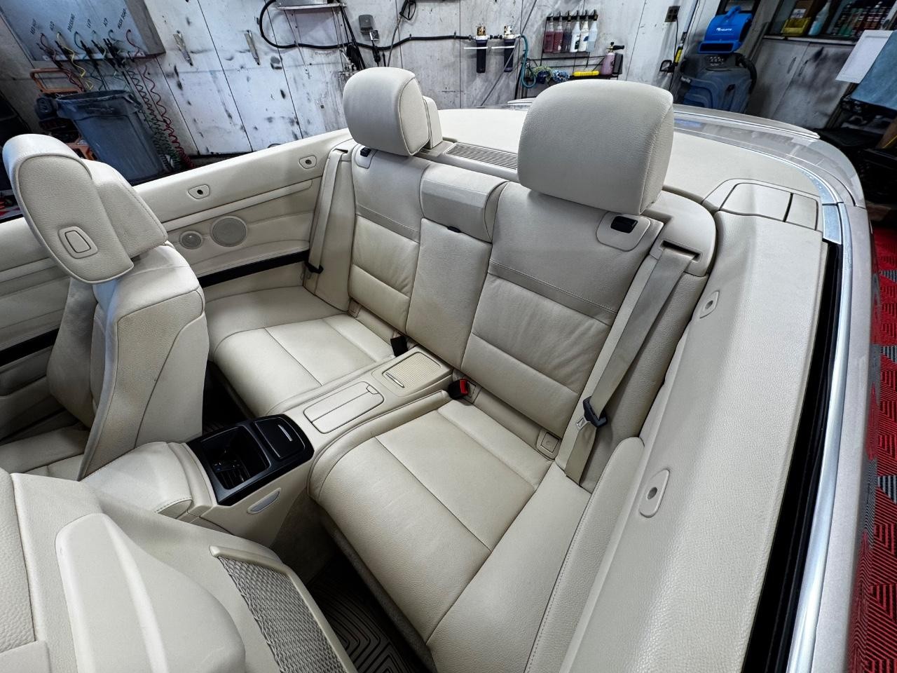 BMW 3 Series Vehicle Full-screen Gallery Image 13