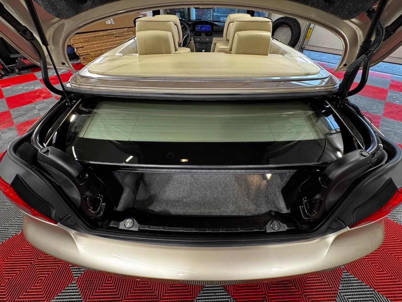 BMW 3 Series Vehicle Full-screen Gallery Image 14