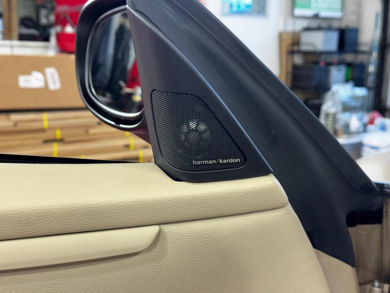 BMW 3 Series Vehicle Full-screen Gallery Image 15