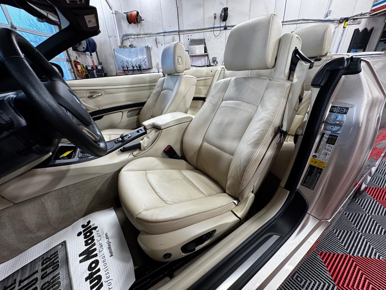 BMW 3 Series Vehicle Full-screen Gallery Image 18