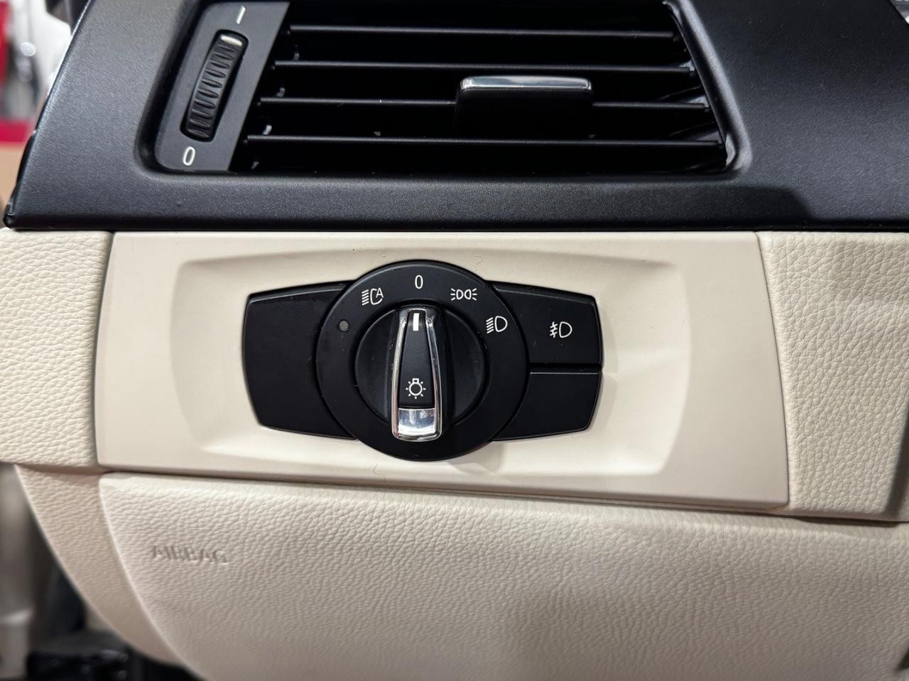 BMW 3 Series Vehicle Full-screen Gallery Image 20