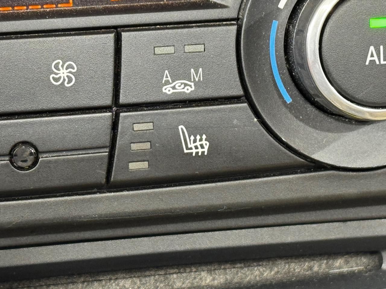 BMW 3 Series Vehicle Full-screen Gallery Image 25