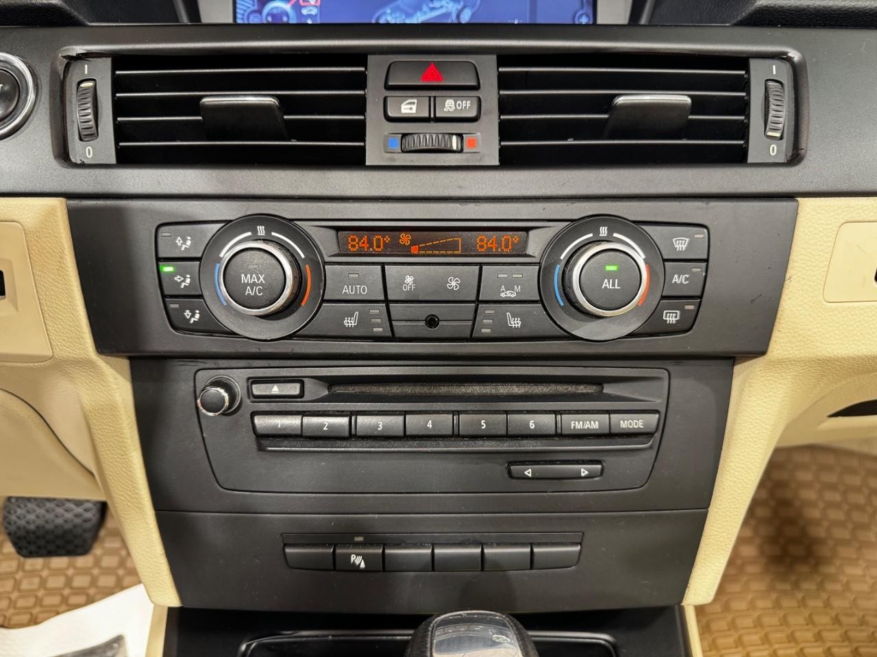 BMW 3 Series Vehicle Full-screen Gallery Image 26