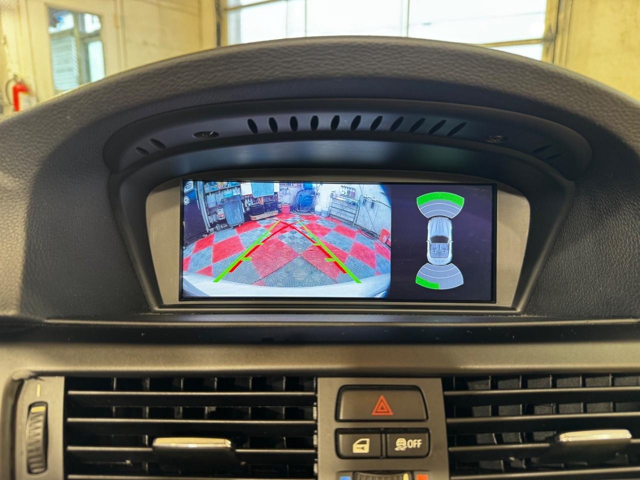 BMW 3 Series Vehicle Full-screen Gallery Image 27