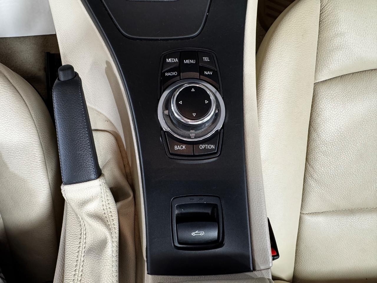 BMW 3 Series Vehicle Full-screen Gallery Image 28