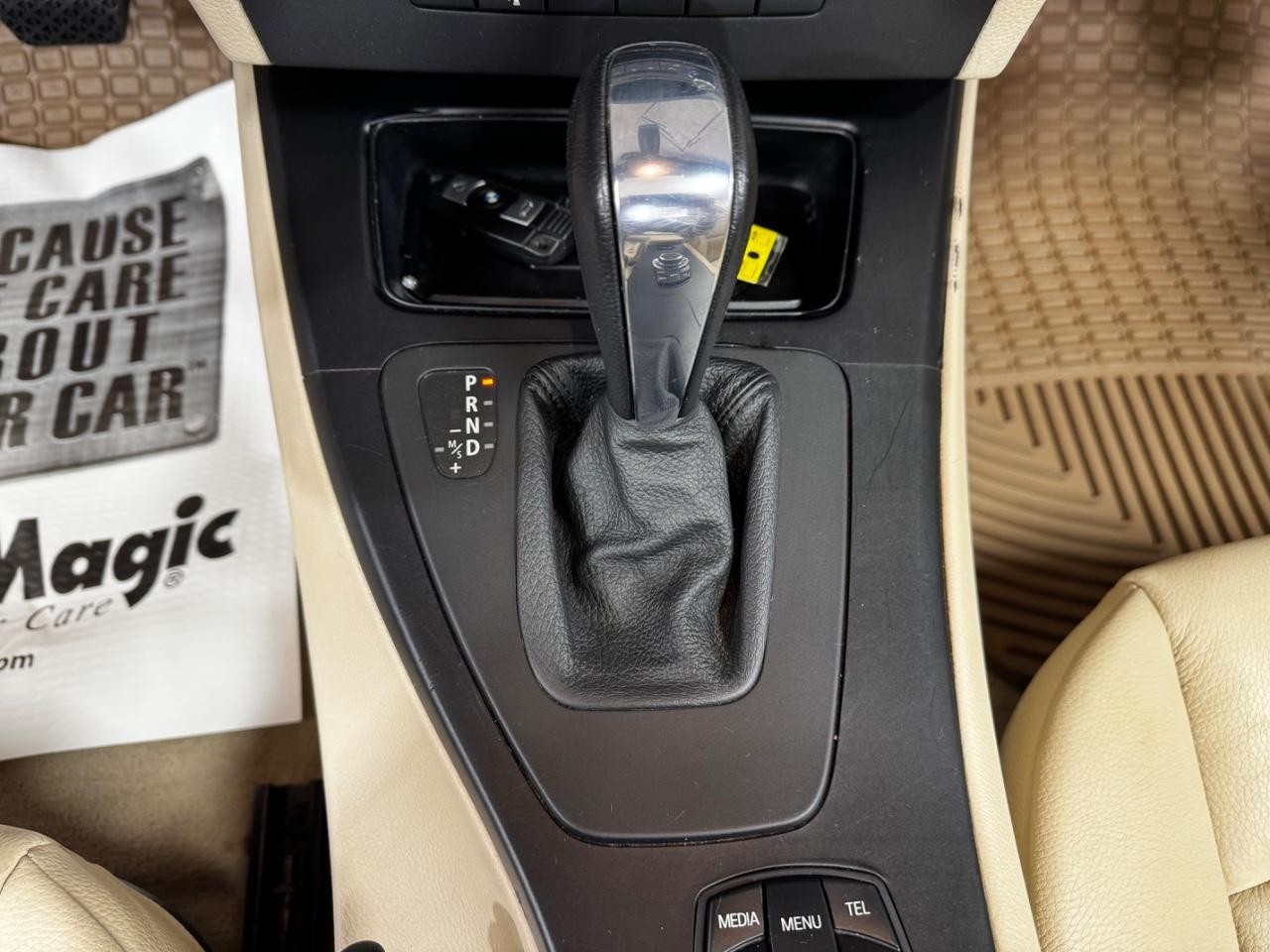 BMW 3 Series Vehicle Full-screen Gallery Image 29