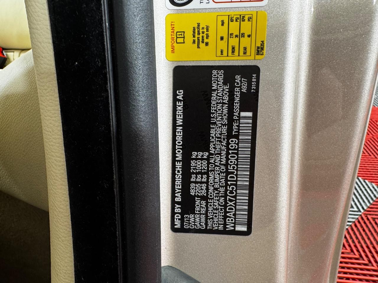 BMW 3 Series Vehicle Full-screen Gallery Image 30