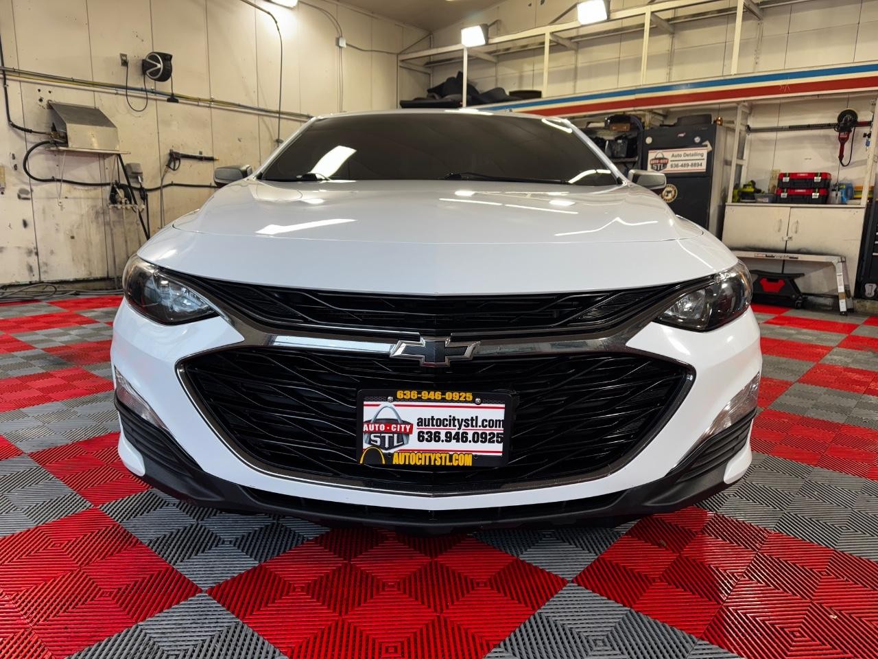 Chevrolet Malibu Vehicle Full-screen Gallery Image 02