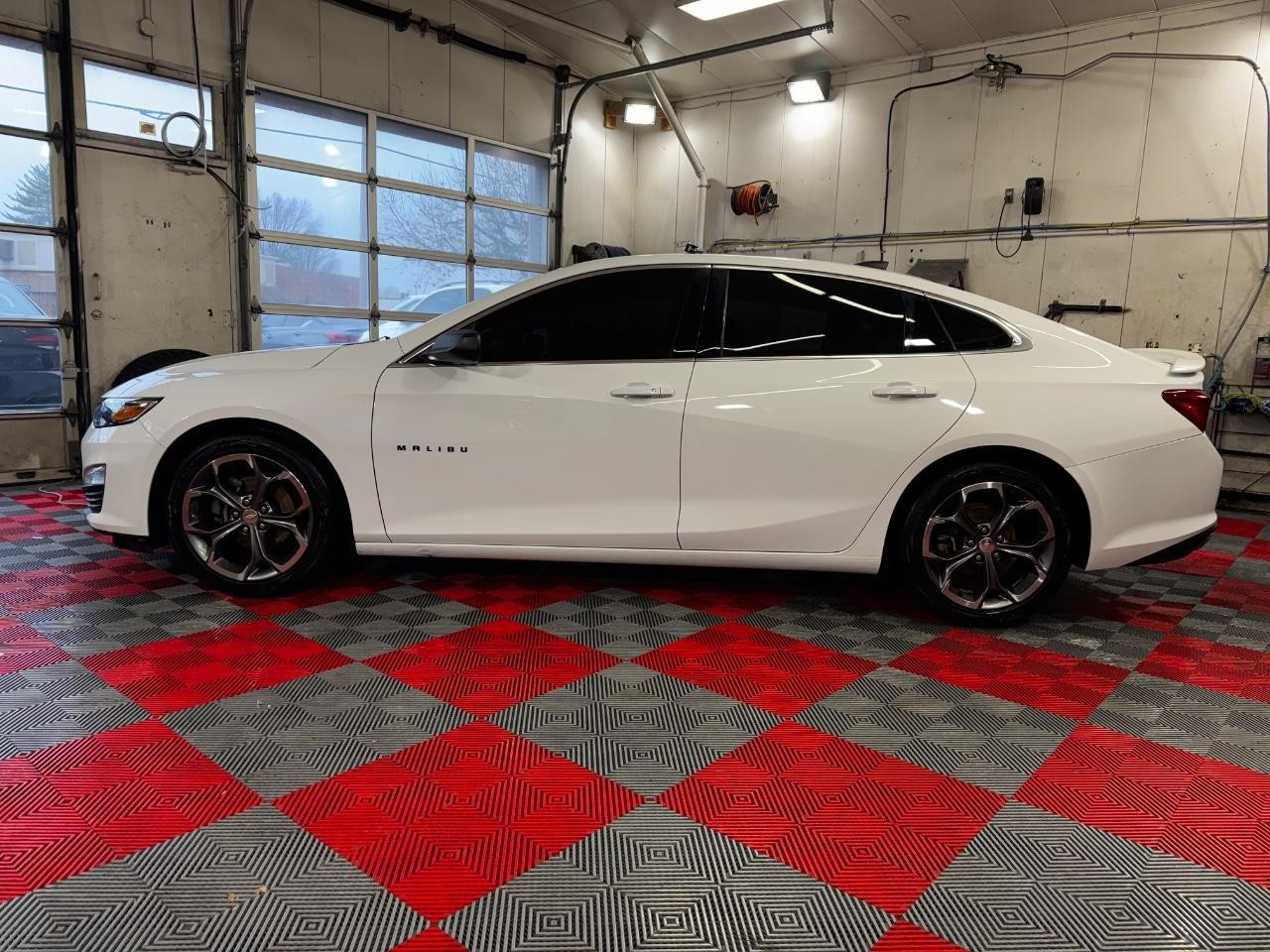 Chevrolet Malibu Vehicle Full-screen Gallery Image 04