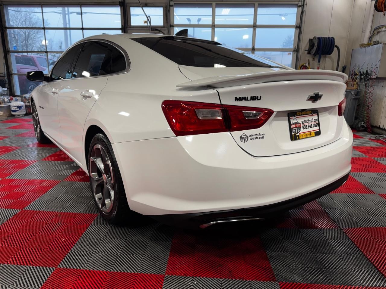 Chevrolet Malibu Vehicle Full-screen Gallery Image 05