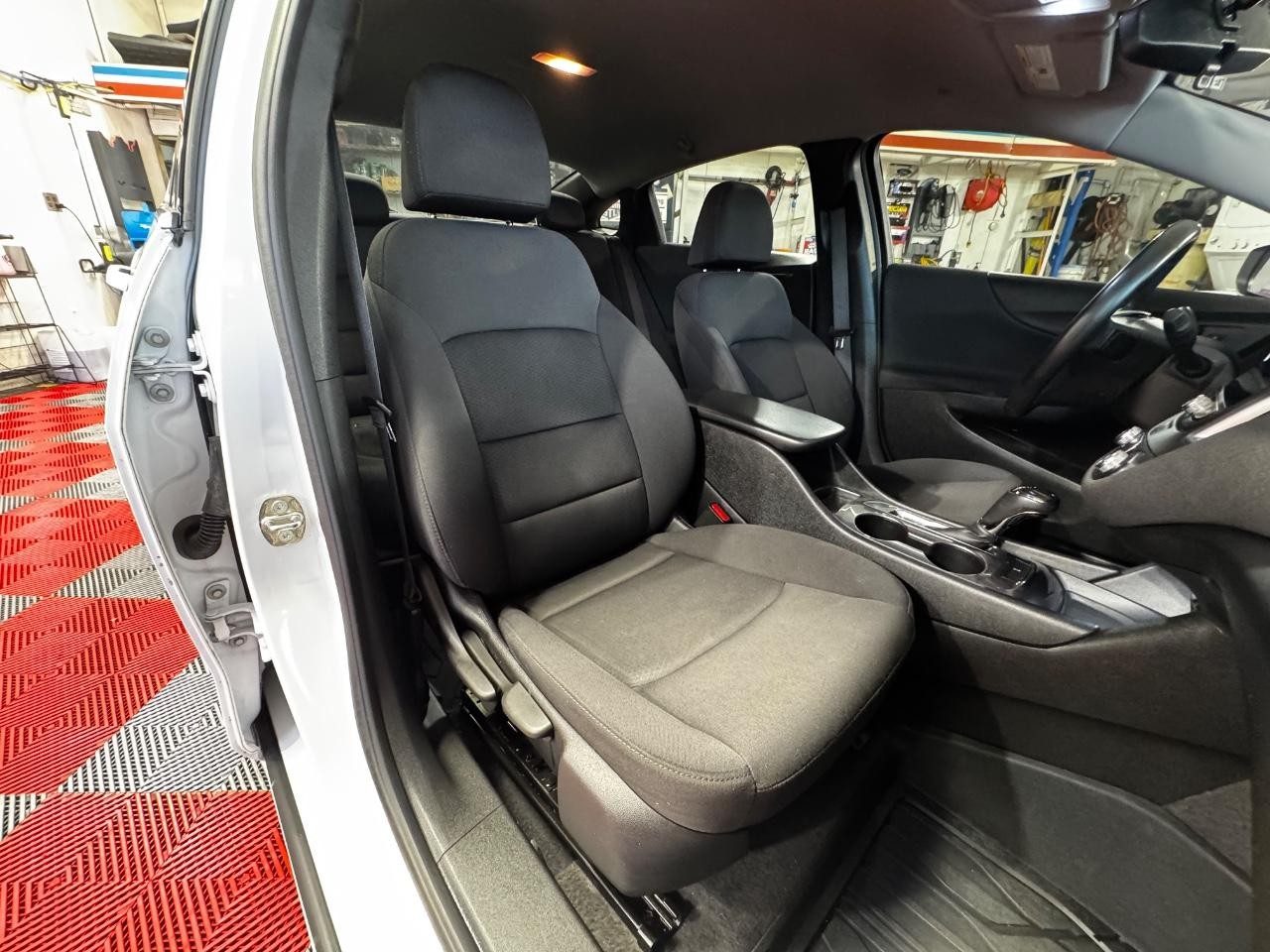 Chevrolet Malibu Vehicle Full-screen Gallery Image 09