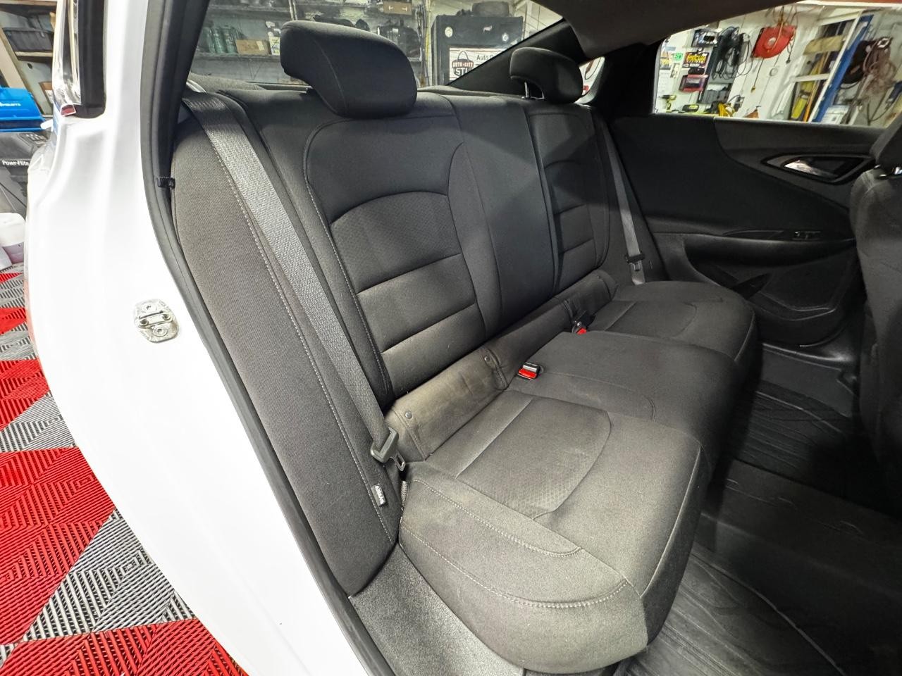 Chevrolet Malibu Vehicle Full-screen Gallery Image 10