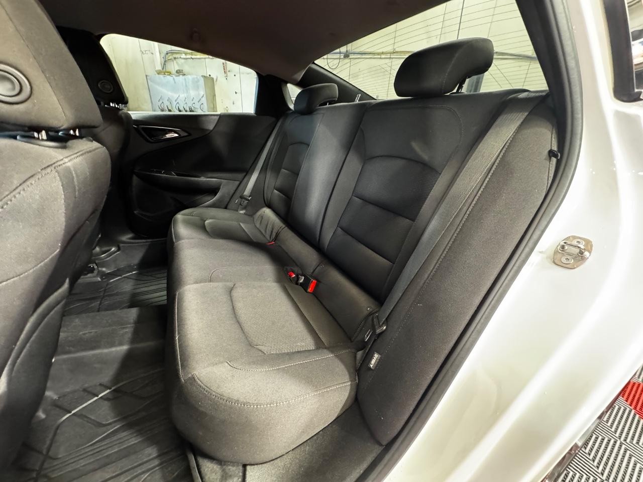 Chevrolet Malibu Vehicle Full-screen Gallery Image 12