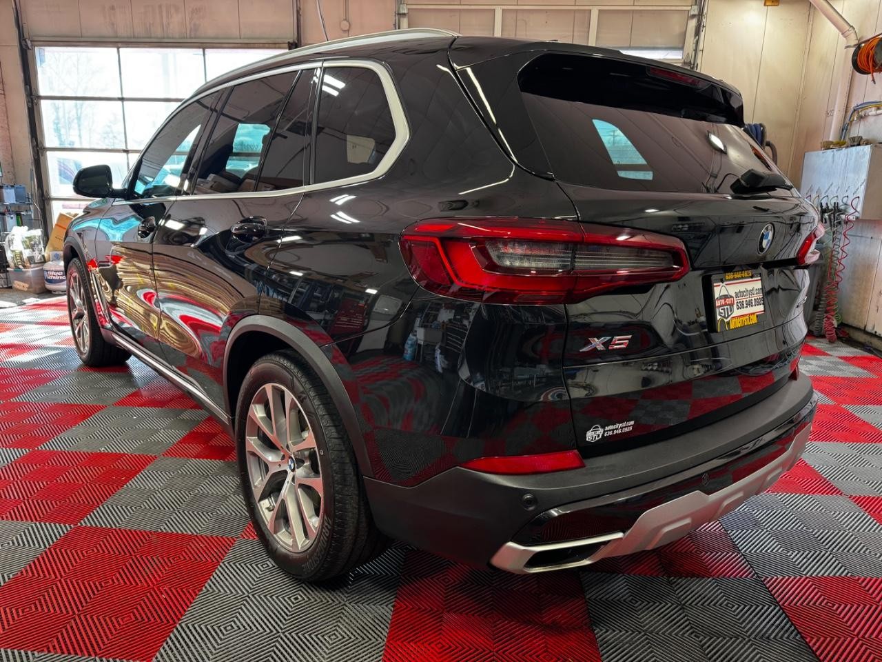 BMW X5 Vehicle Full-screen Gallery Image 05