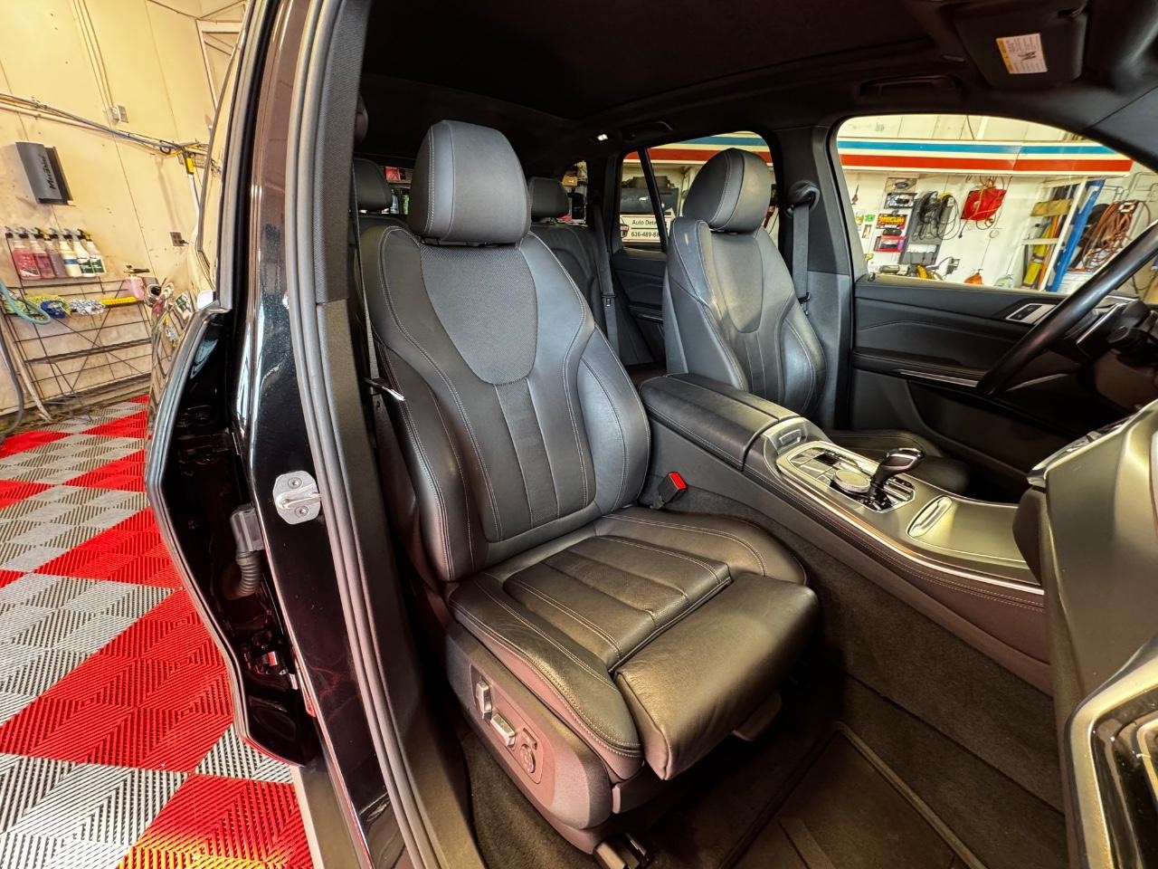 BMW X5 Vehicle Full-screen Gallery Image 09