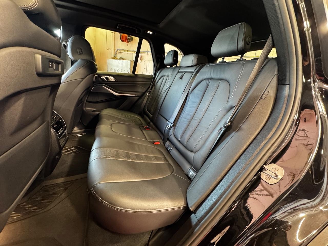 BMW X5 Vehicle Full-screen Gallery Image 12