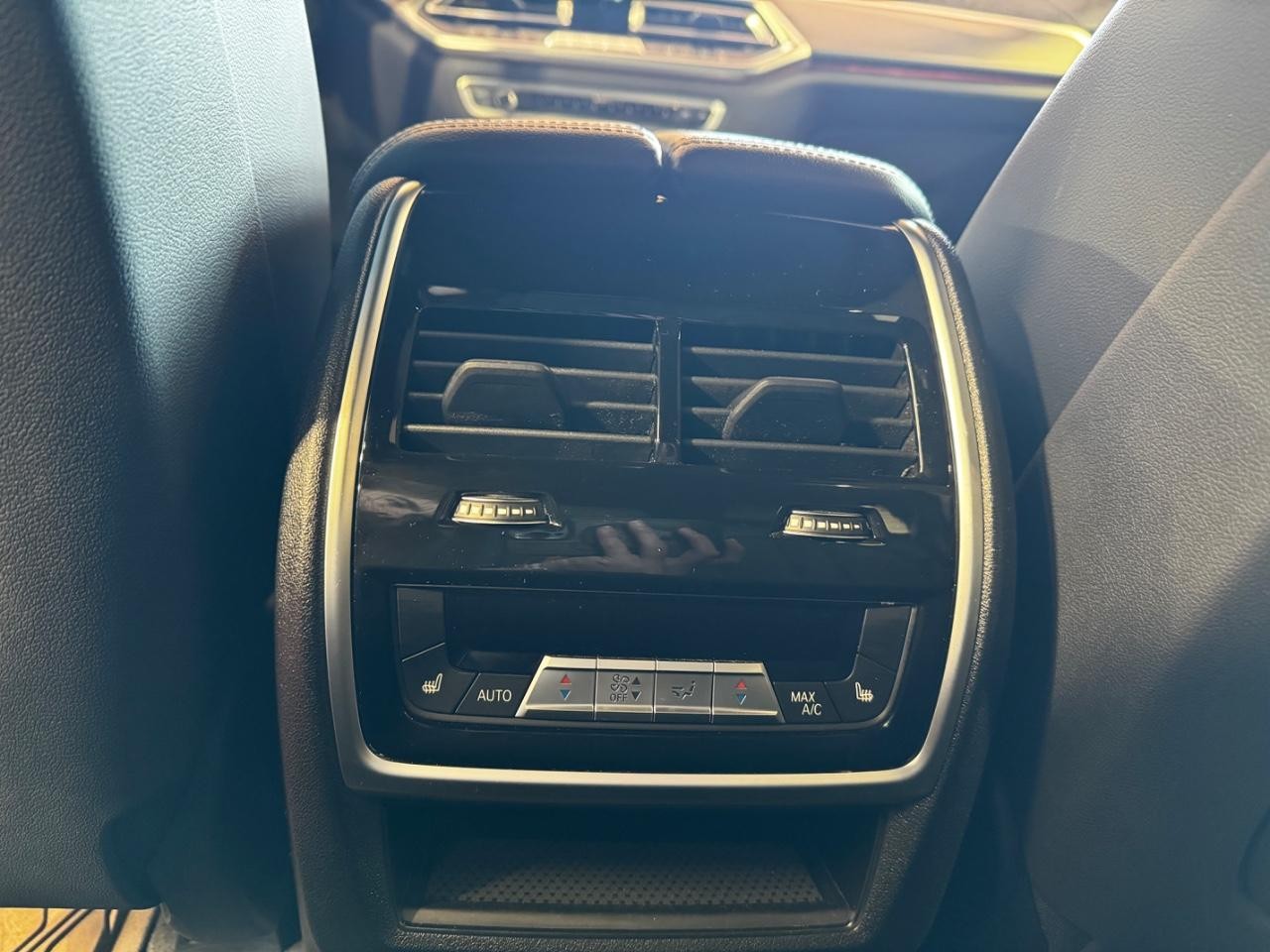 BMW X5 Vehicle Full-screen Gallery Image 14