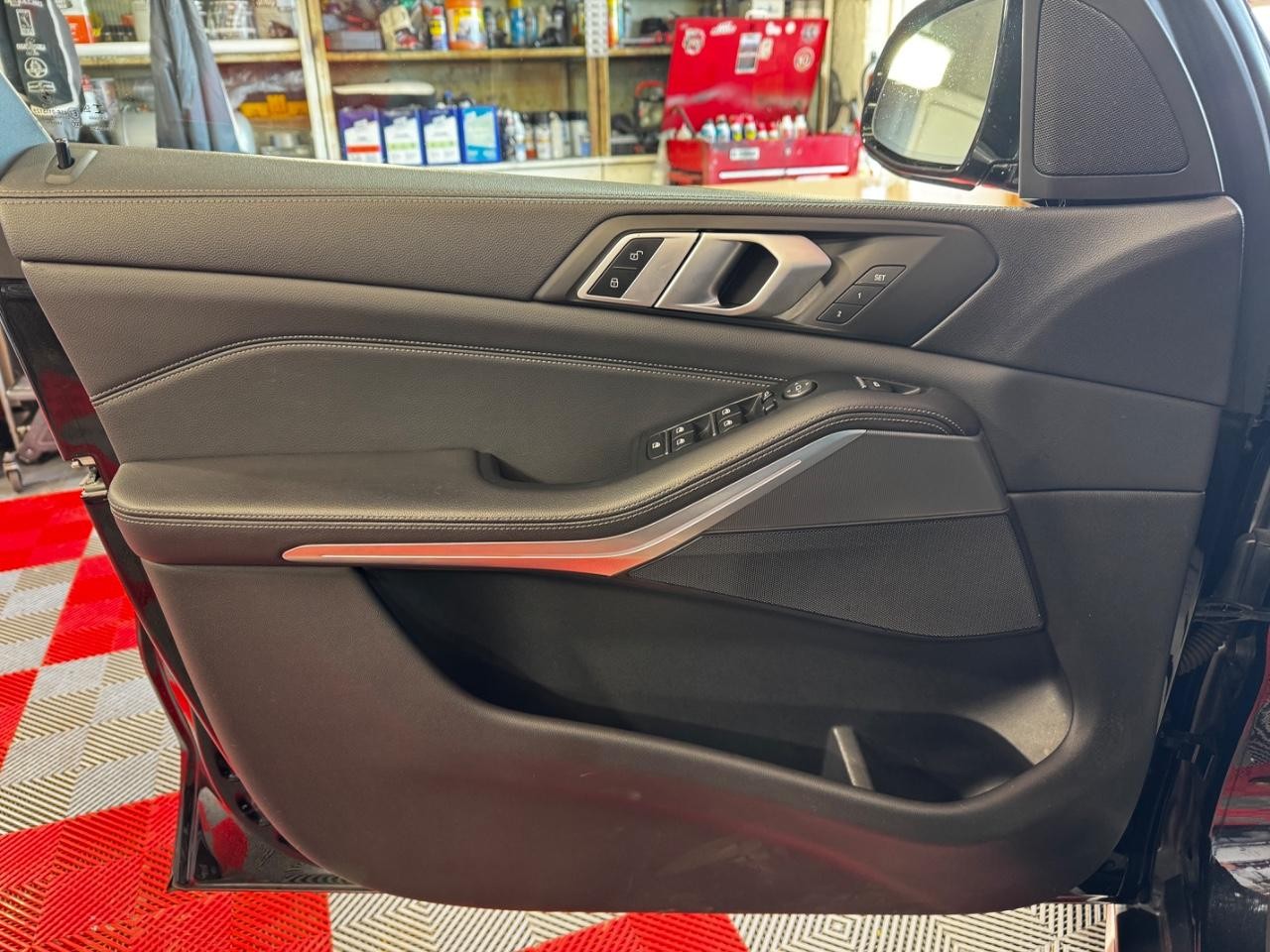 BMW X5 Vehicle Full-screen Gallery Image 15