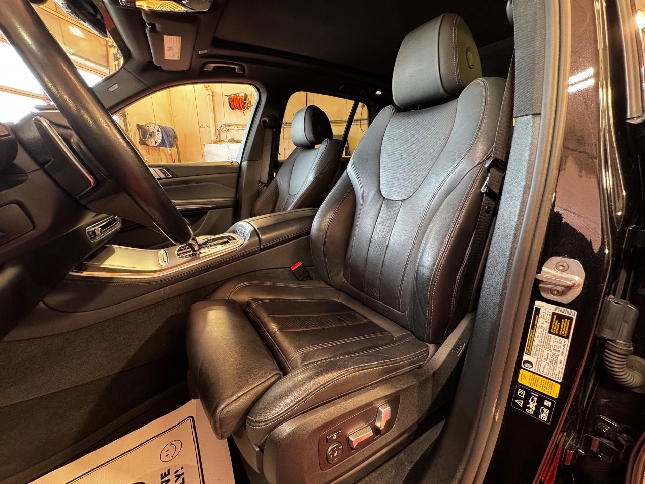 BMW X5 Vehicle Full-screen Gallery Image 16