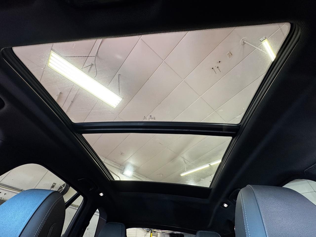 BMW X5 Vehicle Full-screen Gallery Image 24