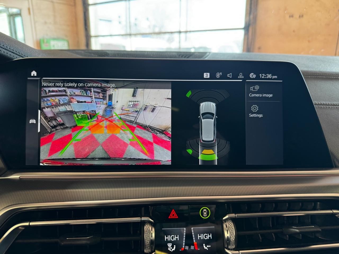 BMW X5 Vehicle Full-screen Gallery Image 25