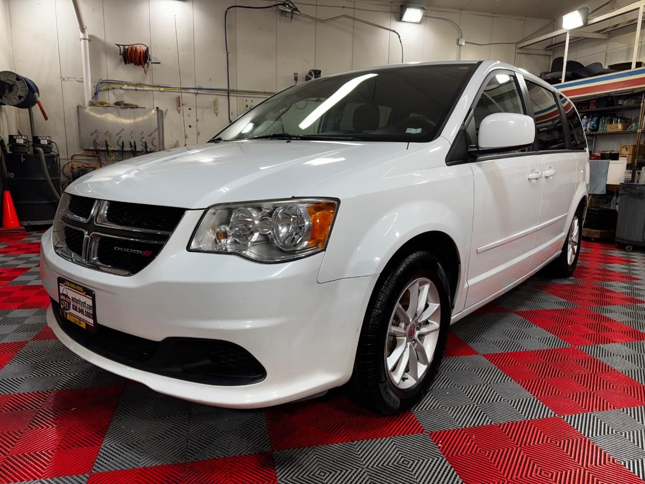 Dodge Grand Caravan Vehicle Full-screen Gallery Image 03