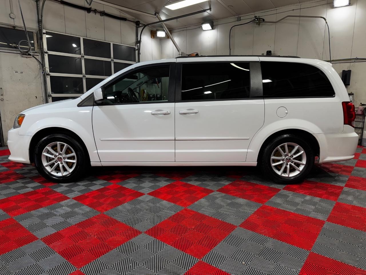 Dodge Grand Caravan Vehicle Full-screen Gallery Image 04