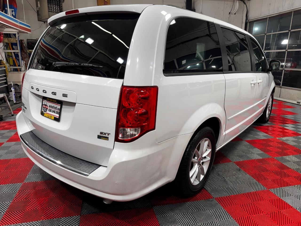 Dodge Grand Caravan Vehicle Full-screen Gallery Image 07