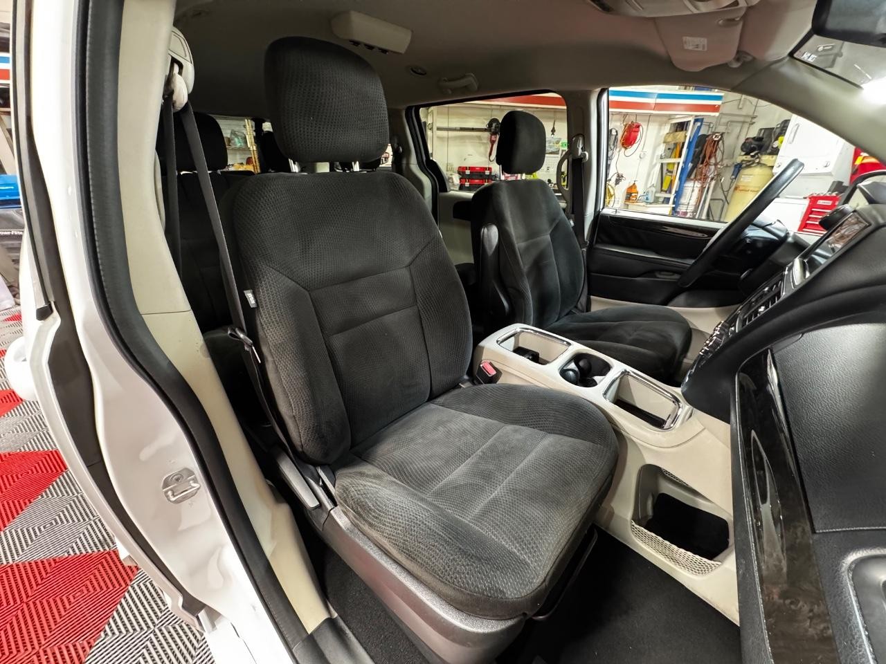 Dodge Grand Caravan Vehicle Full-screen Gallery Image 09