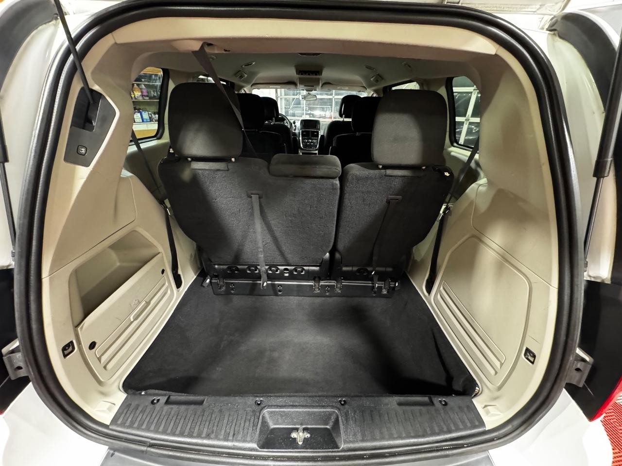 Dodge Grand Caravan Vehicle Full-screen Gallery Image 14