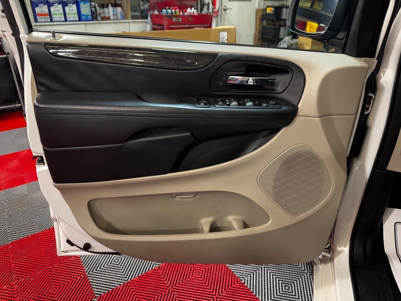 Dodge Grand Caravan Vehicle Full-screen Gallery Image 17