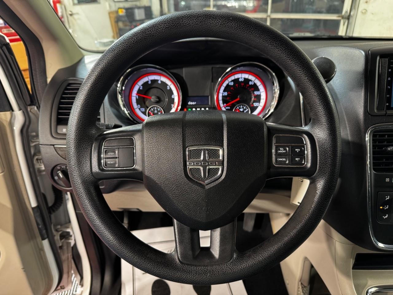 Dodge Grand Caravan Vehicle Full-screen Gallery Image 20