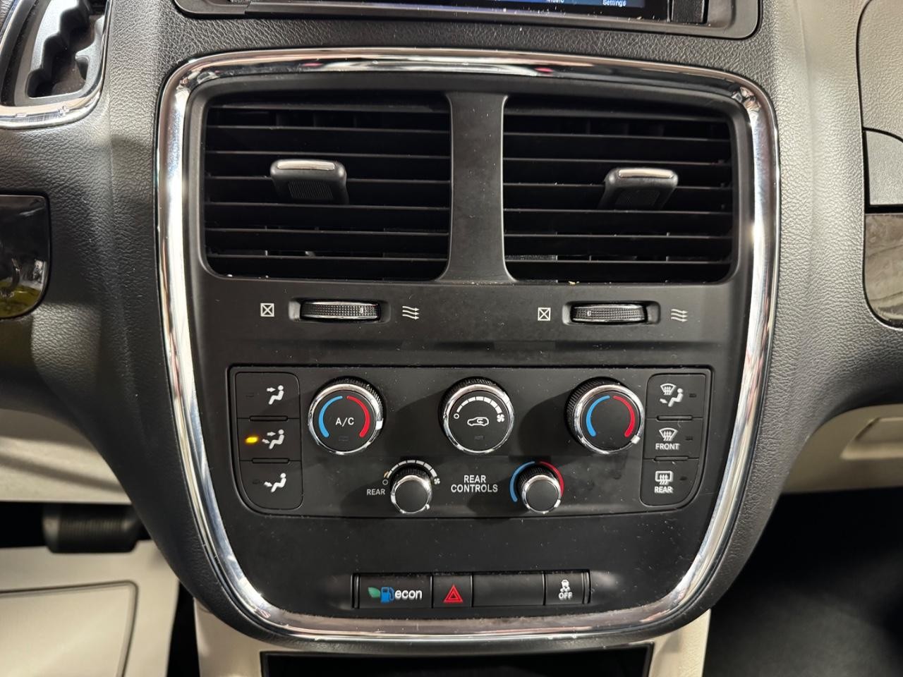 Dodge Grand Caravan Vehicle Full-screen Gallery Image 23