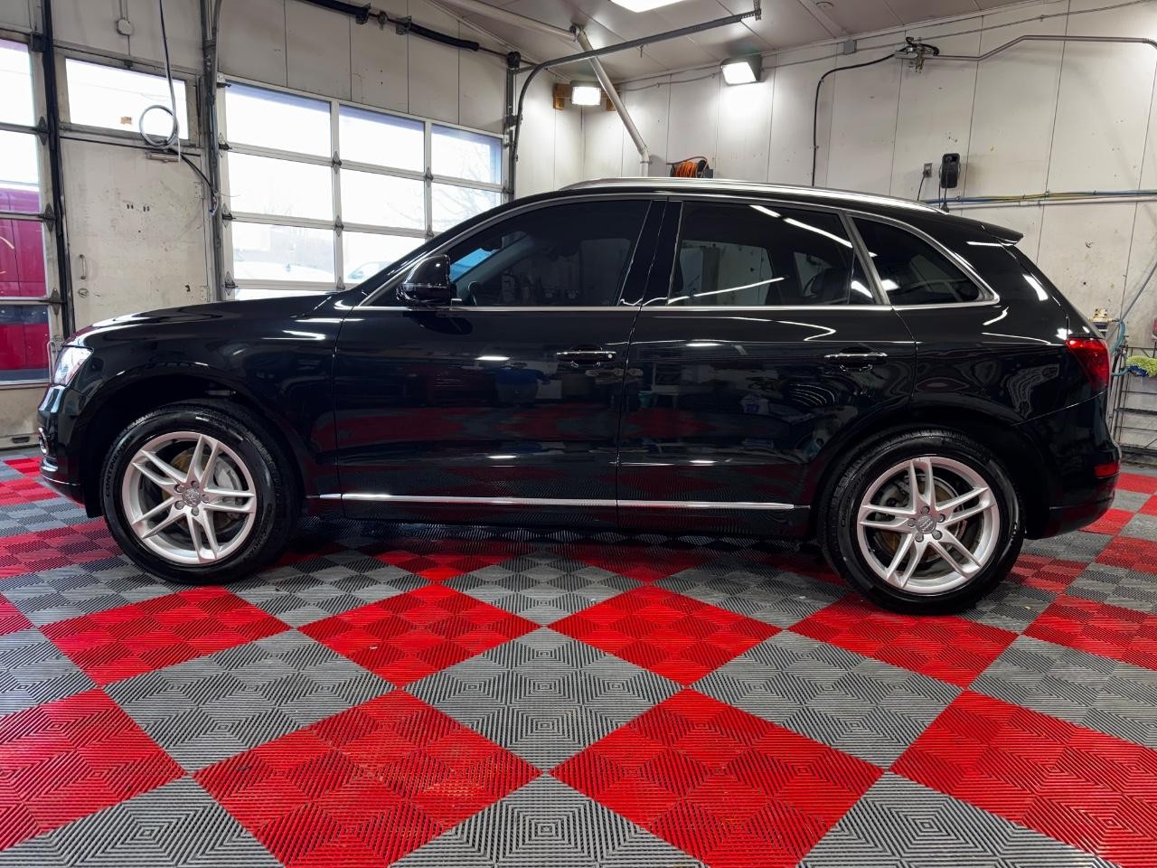 Audi Q5 Vehicle Full-screen Gallery Image 04