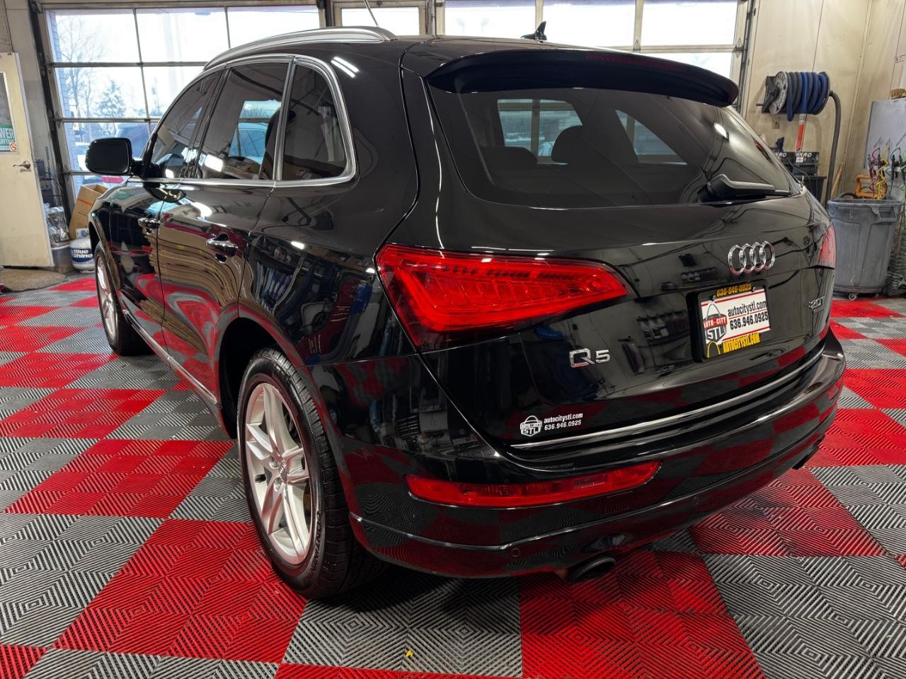 Audi Q5 Vehicle Full-screen Gallery Image 05