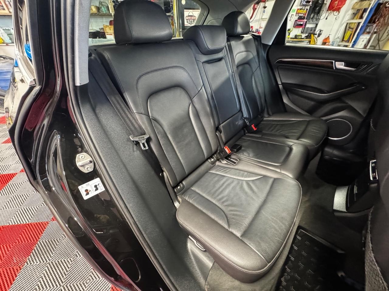 Audi Q5 Vehicle Full-screen Gallery Image 10