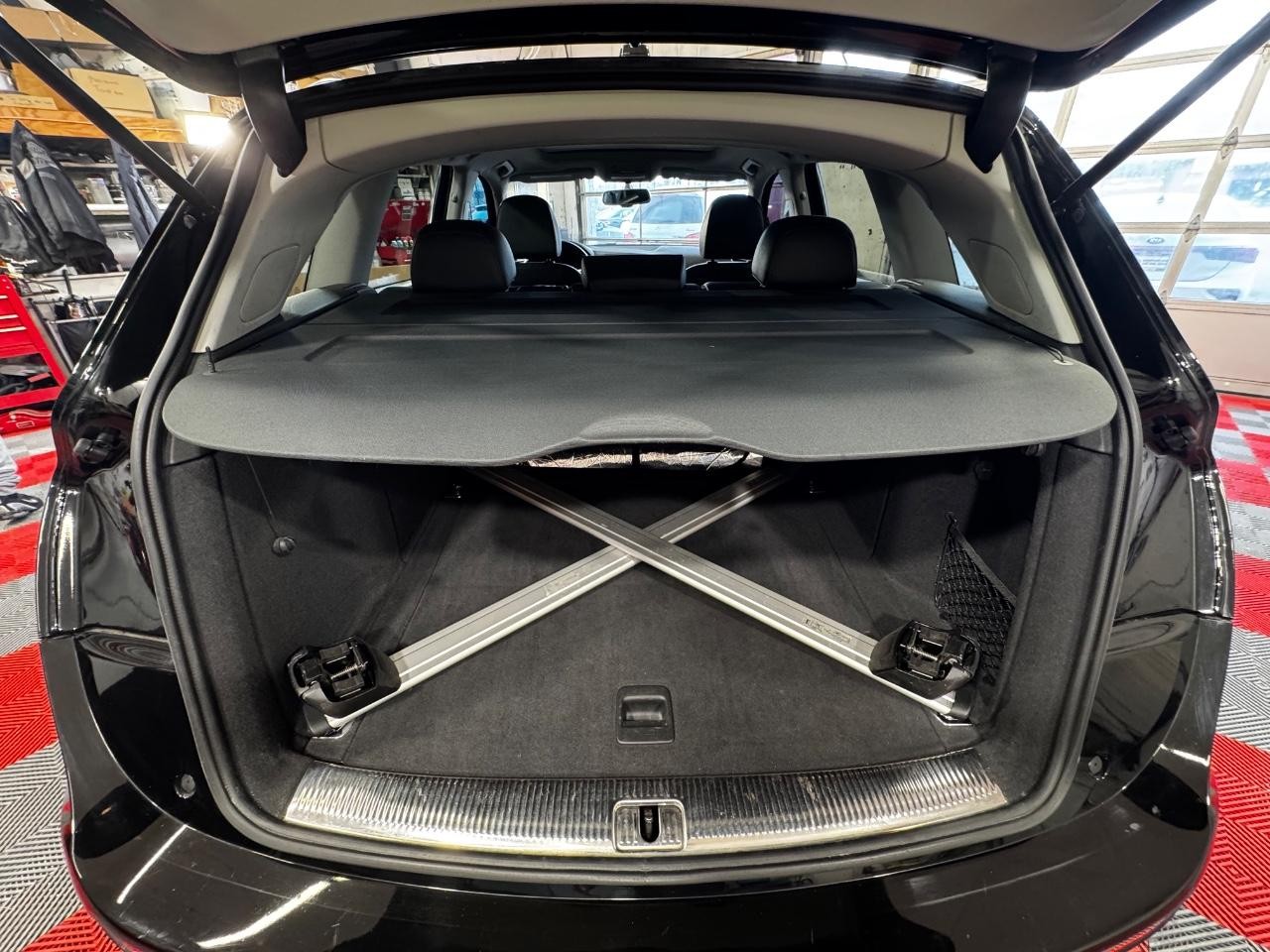 Audi Q5 Vehicle Full-screen Gallery Image 11